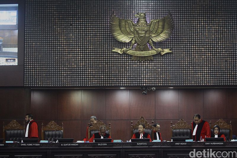 Eks penyidik KPK, Novel Baswedan dan Praswad Nugraha bersama tim kuasa hukum mendengarkan putusan hakim konstitusi terkait uji materi No 8/PUU-XXII/2024 tentang syarat usia pimpinan KPK di Jakarta, Kamis (12/9/2024).