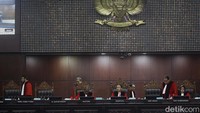 Dalam pertimbangannya, MK dapat memahami argumentasi pemohon. Namun, kata Ketua MK Suhartoyo, belum adanya kesempatan pemohon untuk mengikuti pendaftaran calon pimpinan KPK periode ini, tidak menutup upaya untuk memperbaiki KPK. 