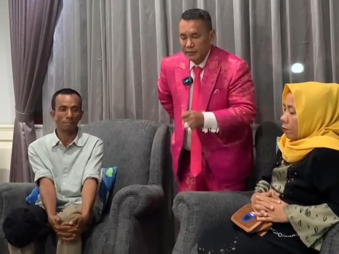 Momen ayah siswi SMP yang diperkosa-dibunuh 4 anak mencari keadilan bertemu dengan Hotman Paris
