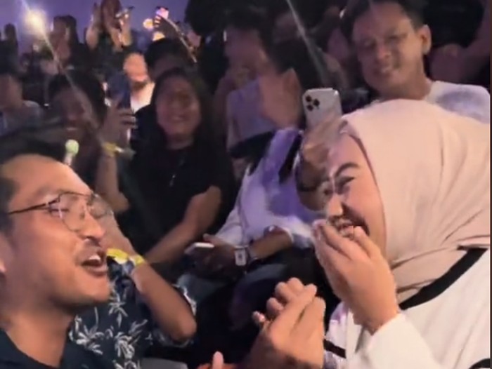 Momen ketika pria melamar pasangannya di konser Bruno Mars.