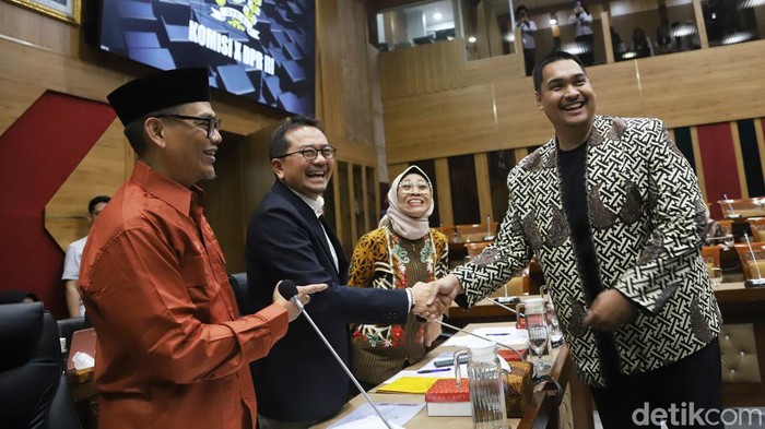 Momen Menpora-Komisi X DPR RI Raker Bahas Anggaran dan Isu Terkini Komisi X DPR RI menggelar rapat kerja (raker) dengan Menpora Dito Ariotedjo. Raker tersebut membahas soal anggaran dan isu terkini.