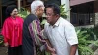Dia disambut langsung oleh Guntur bersama sang istri Henny Emilia Handayani. 