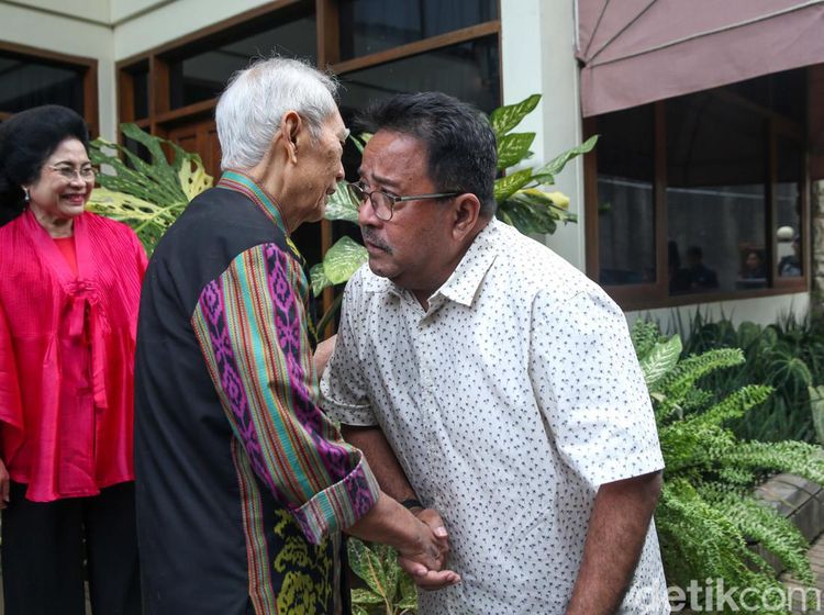 Momen Rano Karno Sambangi Kediaman Putra Sulung Bung Karno