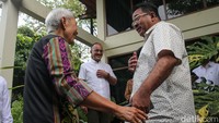 Pantauan detikcom, Kamis (12/9/2024), Rano Karno tiba sekitar pukul 11.45 WIB. 