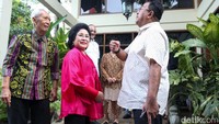 Dia datang menggunakan mobil hitam seusai menerima silaturahmi Forum Komunikasi Anak Betawi di kediamannya kawasan Lebak Bulus, Jakarta Selatan. 