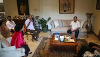 Kemudian mereka berbicang di ruang tamu. 