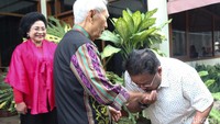 Bakal Calon Wakil Gubernur Jakarta Rano Karno bertamu ke rumah anak sulung Presiden RI pertama Sukarno yakni Guntur Soekarnoputra di kawasan Kemang, Jakarta Selatan, Kamis (12/9/2024).  