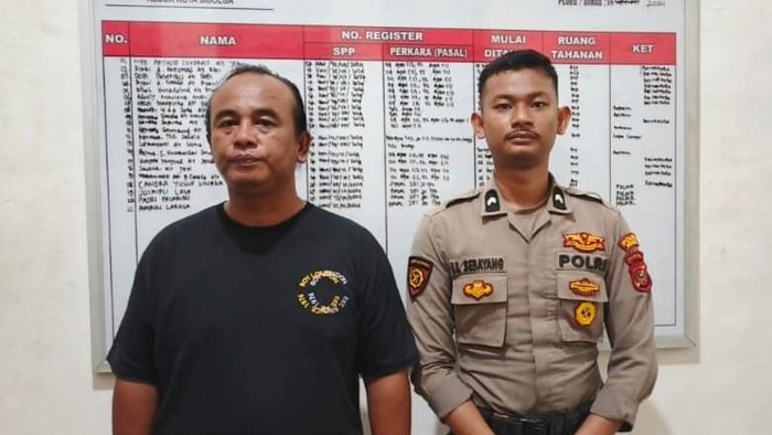 Muchtar Nababan saat diamankan di kantor polisi. (Istimewa)
