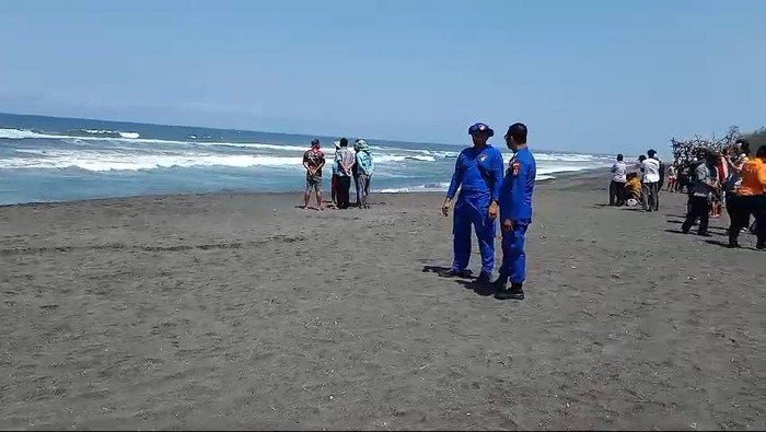 Tim SAR Gabungan saat melakukan pencarian terhadap nelayan yang hilang usai terseret ombak di Pantai Samas, Bantul.