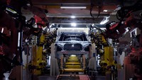 Proses produksi di dalam pabrik ini lengkap mulai dari stamping, welding, painting, sampai assembling. Pabrik cerdas kelas dunia ini memiliki lini produksi giga-casting L4 berskala besar pertama di dunia. Proses casting, stamping, welding, pengecatan, hingga final dimonitor dengan baik lewat internet 5G dan big data.  Foto: Dok. ZEEKR