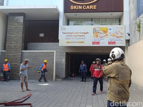Panel listrik di sebuah klinik kecantikan di Jalan DI Panjaitan, Kota Semarang, mengalami kebakaran. Pengunjung dan pegawai di klinik itu pun berlarian keluar, Kamis (12/9/2024).