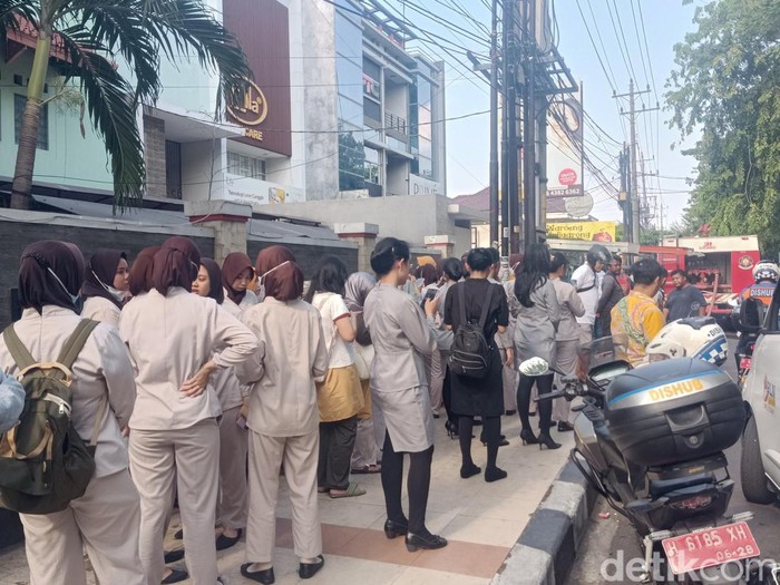 Panel listrik di sebuah klinik kecantikan di Jalan DI Panjaitan, Kota Semarang, mengalami kebakaran. Pengunjung dan pegawai di klinik itu pun berlarian keluar, Kamis (12/9/2024).