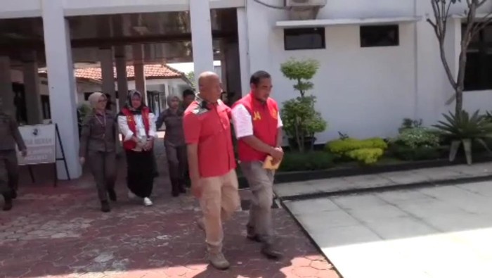 Pasutri eks pejabat desa di Subang saat ditetapkan tersangka korupsi