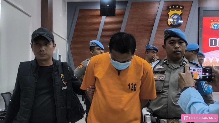 Pelaku Bripka AS saat diamankan. (Raja Adil Siregar/detikSumut)