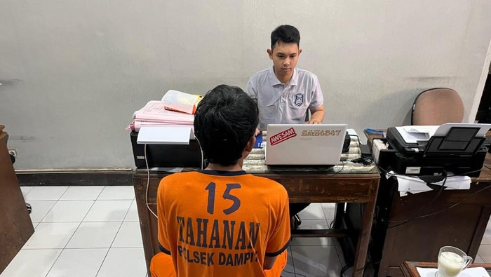 Pelaku saat diperiksa di kantor polisi