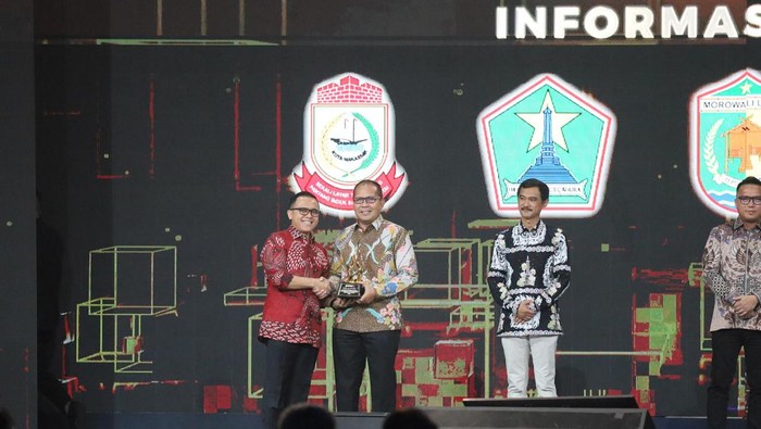 Pemkot Makassar mendapatkan penghargaan sebagai instansi pemerintah dengan pelayanan dan keterbukaan informasi publik yang terbaik. Dokumen Istimewa