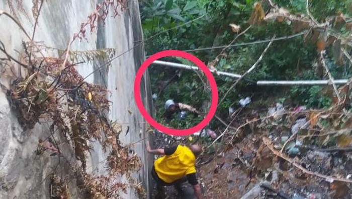 Pemotor jatuh ke bawah Jembatan Suhat Kota Malang saat akan dievakuasi