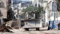 Kendaraan militer Israel beroperasi selama serangan Israel di Tulkarm, di Tepi Barat yang diduduki Israel, Rabu (11/9/2024). Operasi militer Israel meluas di Tepi Barat yang diduduki.