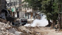 Bentrokan dengan pasukan Israel di Tepi Barat telah meningkat sejak perang Israel dengan militan Hamas dimulai di Gaza hampir 11 bulan lalu. Sekitar 680 orang - kombatan dan warga sipil - telah tewas, menurut penghitungan Palestina, beberapa oleh pemukim Yahudi yang telah melakukan serangan gaya main hakim sendiri yang sering terjadi pada komunitas Palestina di Tepi Barat.