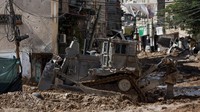 Buldoser Israel tampak menghancurkan permukaan jalan di pusat kota saat serangan militer Israel berlanjut di Tulkarm.