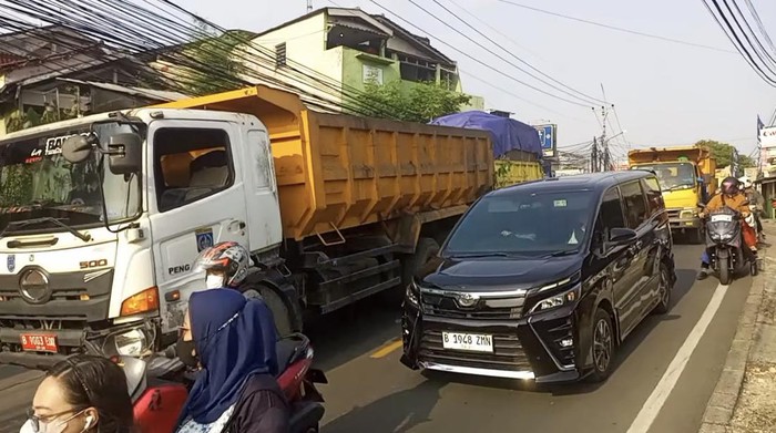Penampakan  truk sampah tak kuat menanjak dan mogok di Jalan Raya Sawangan Depok