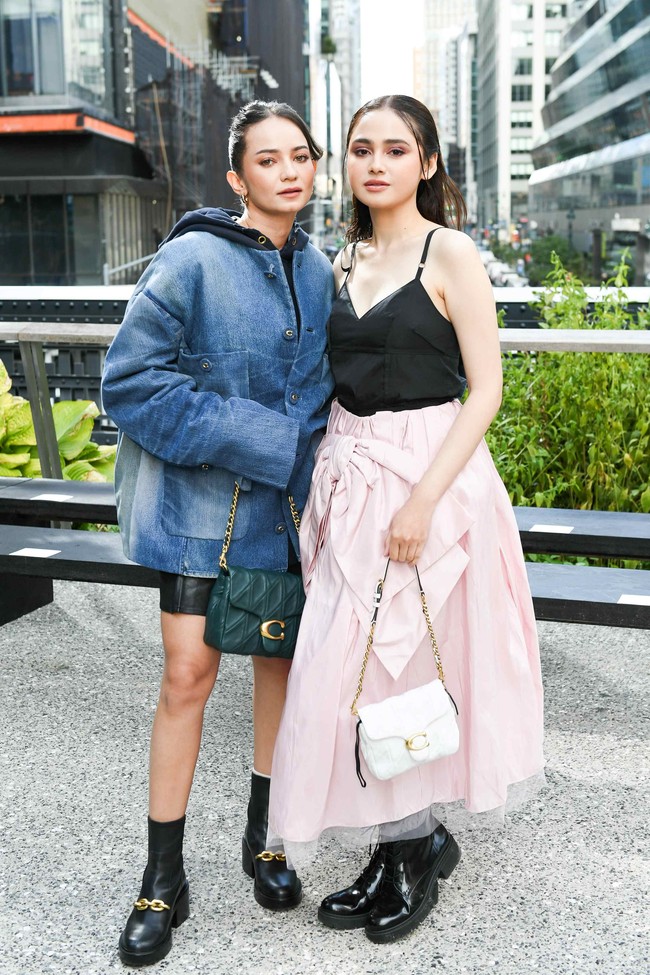 Syifa Hadju dan Enzy Storia mewakili Indonesia untuk menyaksikan fashion show koleksi terbaru Coach 2024. Keduanya tampil dengan ciri khas gaya yang berbeda, sesuai karakter masing-masing. Foto: dok. Coach