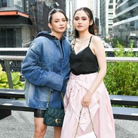 Syifa Hadju dan Enzy Storia mewakili Indonesia untuk menyaksikan fashion show koleksi terbaru Coach 2024. Keduanya tampil dengan ciri khas gaya yang berbeda, sesuai karakter masing-masing. Foto: dok. Coach