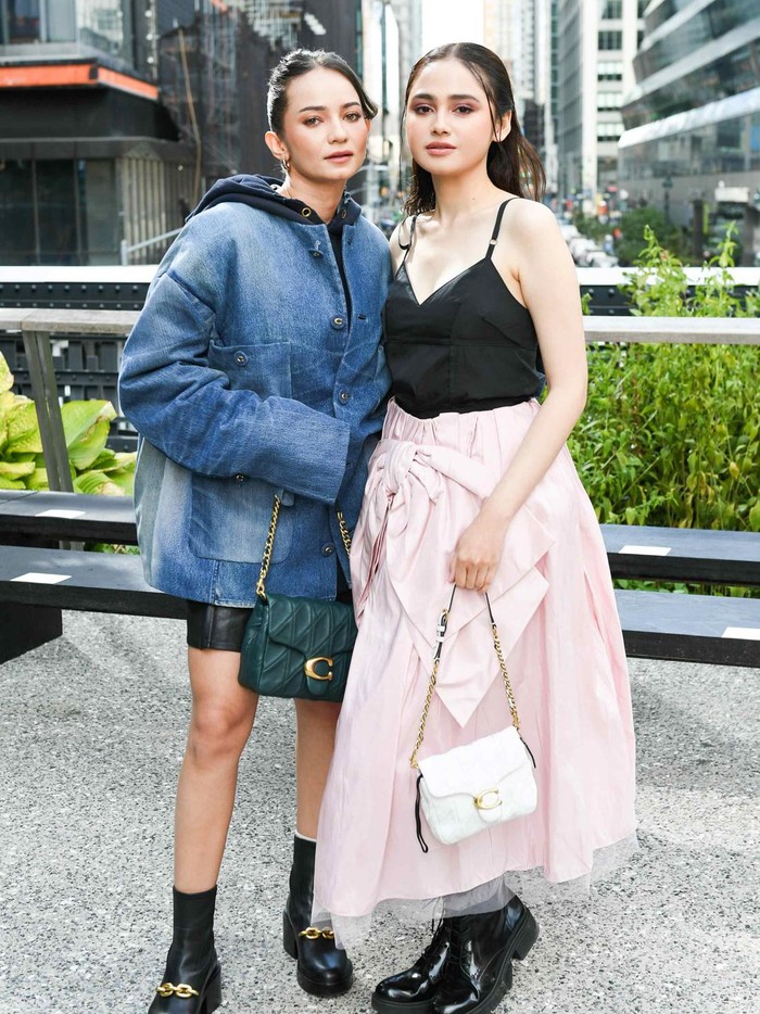 Penampilan Syifa Hadju dan Enzy Storia di Coach New York Fashion Week Penampilan Syifa Hadju dan Enzy Storia di Coach New York Fashion Week