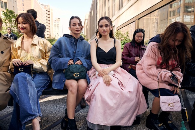 Tampil chic dan fashionable, keduanya memadukan koleksi head-to-toe dengan bahan kulit, denim, dan katun. Foto: dok. Coach