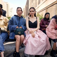 Tampil chic dan fashionable, keduanya memadukan koleksi head-to-toe dengan bahan kulit, denim, dan katun. Foto: dok. Coach