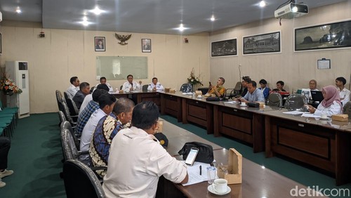 Pengusaha hotel dan travel ikut rapat pembahasan Pergub Nomor 9 Tahun 2022 di Kantor Dinas Pariwisata NTB, Rabu (11/9/2024). (Ahmad Viqi/detikBali)