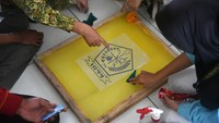 Dinas Sosial Kota Bogor menyelenggarakan Program Berkarya Melangkah untuk Mandiri (Berlari) melalui kegiatan pelatihan menyablon yang diikuti sebanyak 25 peserta dengan tujuan melatih kemampuan dan keterampilan warga penyandang disabilitas untuk mandiri dan memiliki usaha sendiri.