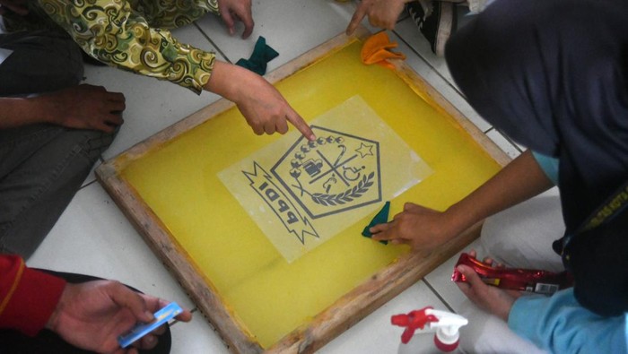 Sejumlah warga penyandang disabilitas mengikuti pelatihan menyablon di Perkumpulan Penyandang Disabilitas Indonesia (PPDI), Kelurahan Bantarjati, Kota Bogor, Jawa Barat, Kamis (12/9/2024). Dinas Sosial Kota Bogor menyelenggarakan Program Berkarya Melangkah untuk Mandiri (Berlari) melalui kegiatan pelatihan menyablon yang diikuti sebanyak 25 peserta dengan tujuan melatih kemampuan dan keterampilan warga penyandang disabilitas untuk mandiri dan memiliki usaha sendiri. ANTARA FOTO/Arif Firmansyah/YU