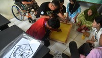 Sejumlah warga penyandang disabilitas mengikuti pelatihan menyablon di Perkumpulan Penyandang Disabilitas Indonesia (PPDI), Kelurahan Bantarjati, Kota Bogor, Jawa Barat, Kamis (12/9/2024).