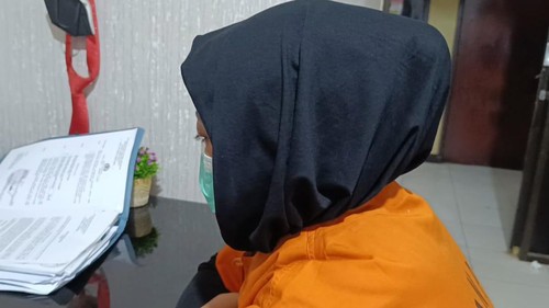 Perawat asal Kecamatan Gerung, Lombok Barat, NTB, diamankan polisi seusai gelapkan 16 mobil. (Ahmad Viqi/detikBali)