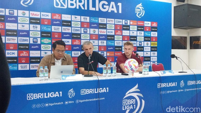 Pelatih Persis Solo Milomir Seslija, saat konferensi pers di Stadion Manahan Solo, Kamis (12/9/2024).