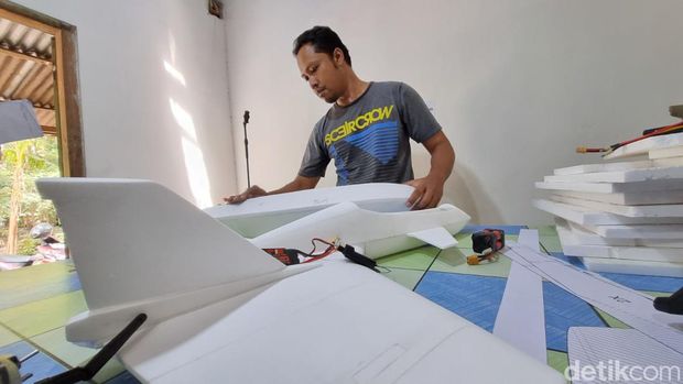 Pesawat aeromodelling remote control bikinan Badari warga Guwosari, Pajangan, Bantul. Foto diunggah Kamis (12/9/2024)