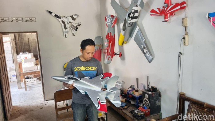 Pesawat aeromodelling remote control bikinan Badari warga Guwosari, Pajangan, Bantul. Foto diunggah Kamis (12/9/2024)