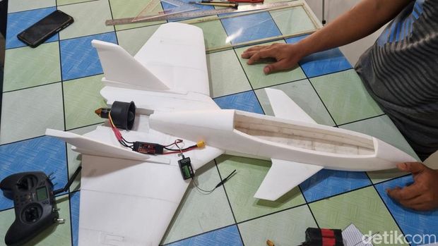 Pesawat aeromodelling remote control bikinan Badari warga Guwosari, Pajangan, Bantul. Foto diunggah Kamis (12/9/2024)