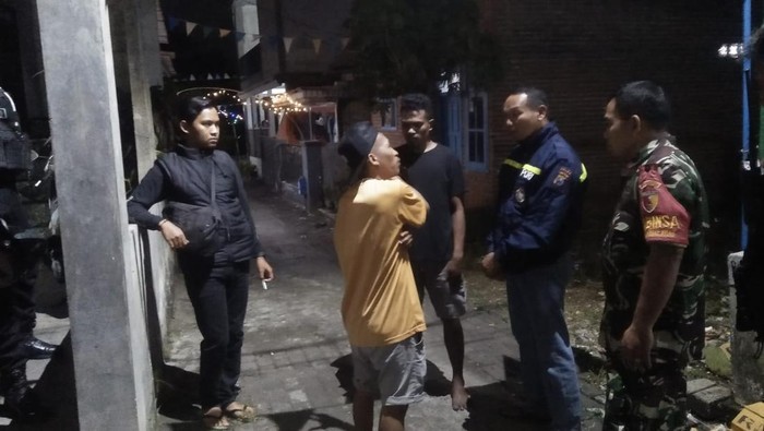 Petugas ke lokasi rumah kontrakan di Malang yang dirusak mahasiswa