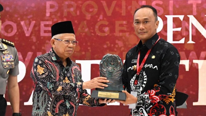 Pj Gubernur Sulsel Zudan Arif Fakrulloh menerima penghargaan Paritrana Award dari Wapres Maruf Amin.