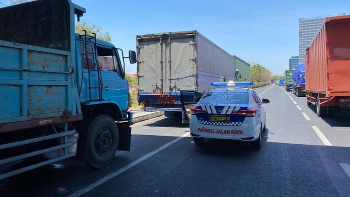 PJR Polda Jatim menggerebek sapoir truk pesta sabu di Tol Gresik