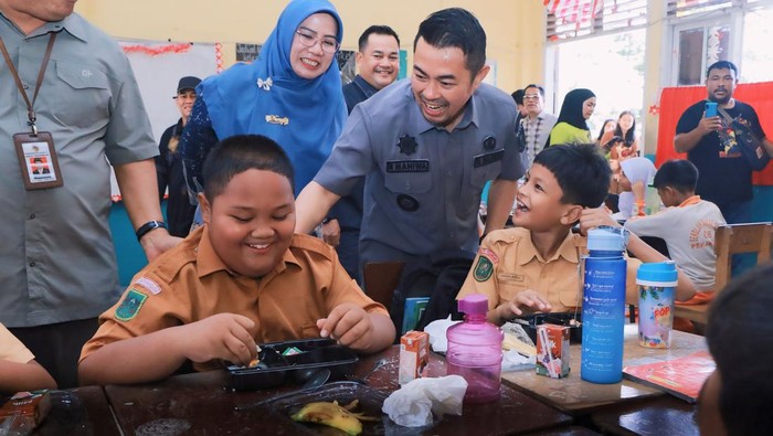 Pjt Wali Kota Pekanbaru, Risnandar Mahiwa meninjau pelaksanaan simulasi program makan siang Beragam, Bergizi Seimbang dan Aman (B2SA). (Dok Diskominfotik Pekanbaru)