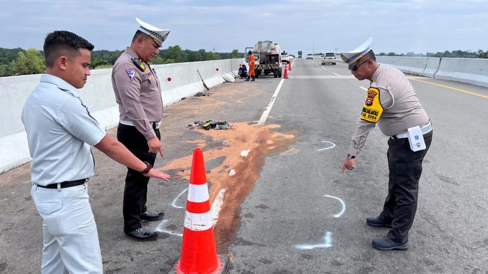 Polisi olah TKP kecelakaan maut di Tol Pekanbaru-Dumai. (Istimewa)