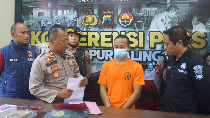 Polisi saat rilis kasus pencurian kantor balai desa di Mapolres Purbalingga, Kamis (12/9/2024).