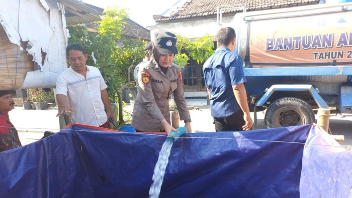 Polwan di Lamongan menyalurkan distribusi air bersih di wilayah terdampak