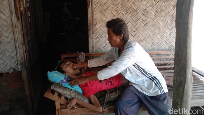 Potret Sanudin, pria di Indramayu yang mengalami lumpuh total sejak masih kecil