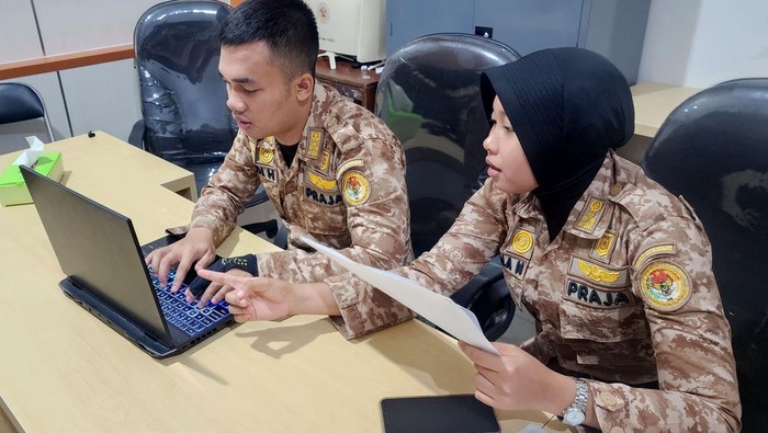 Praja IPDN Turun Tangan untuk Pemutakhiran Data Krusial di Semarang Sebanyak 1.117 praja utama angkatan XXXII diterjunkan untuk membantu pemutakhiran data dibeberapa sektor krusial yang ada di Kota Semarang.