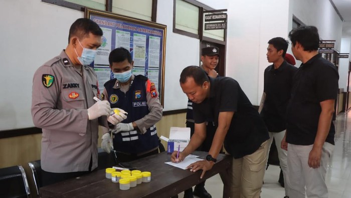 Puluhan Personel Polres Probolinggo Kota Tes Urine