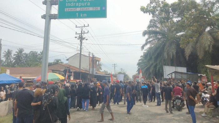 Ratusan massa unjuk rasa protes jalan rusak di Asahan. (Perdana Ramadhan/detikSumut)